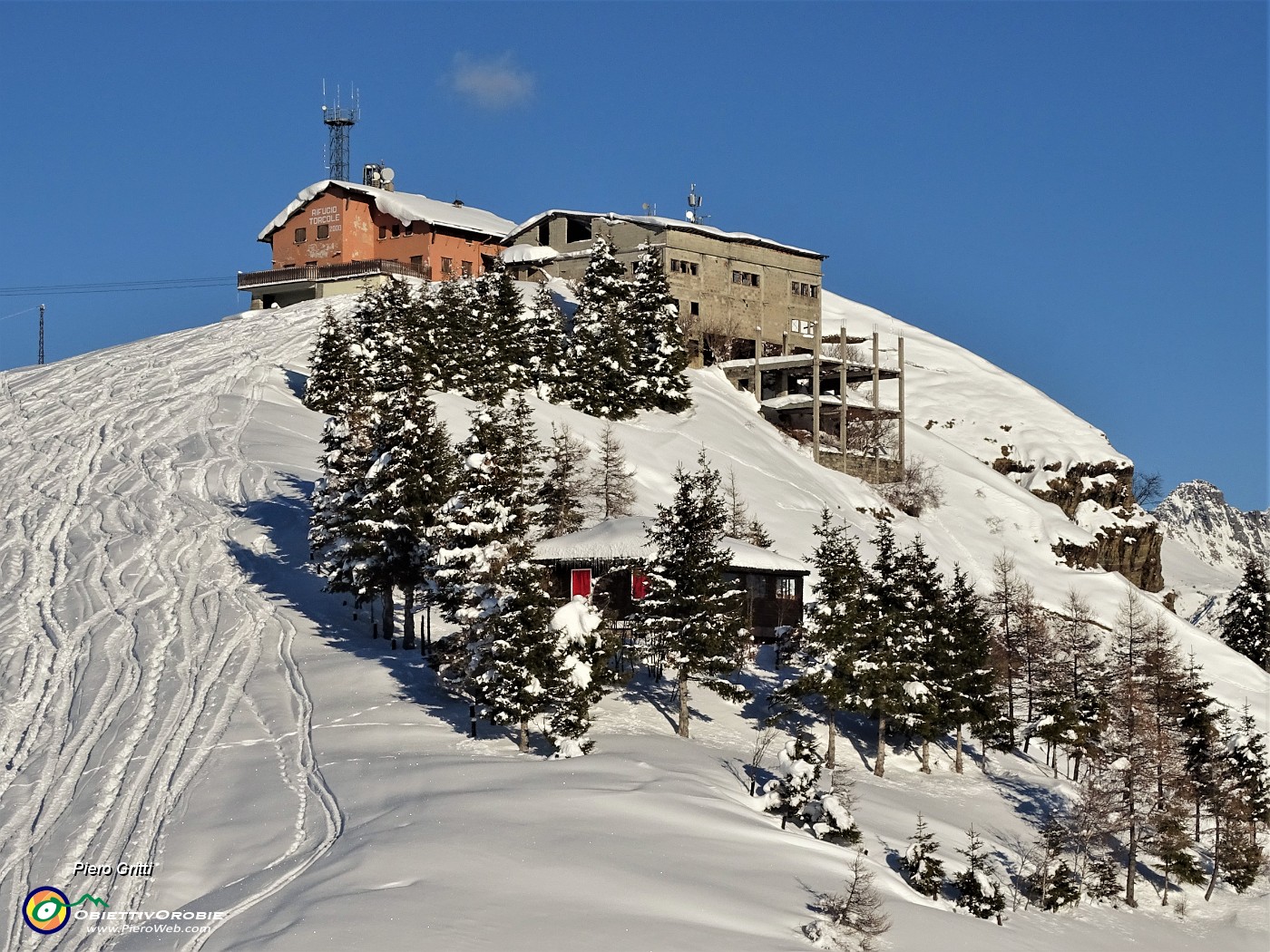 70 Vista sulla cima del Monte Torcola Soliva (1746 m) col Rifugio in disuso.JPG